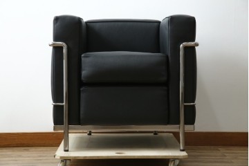 中古　超美品　Cassina(カッシーナ)　ル・コルビュジエ(Le Corbusier)デザイン　グランコンフォール　LC2　レザー質感が際立つ1人掛けソファ　(R-084751)