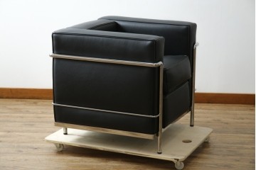 中古　超美品　Cassina(カッシーナ)　ル・コルビュジエ(Le Corbusier)デザイン　グランコンフォール　LC2　レザー質感が際立つ1人掛けソファ　(R-084751)