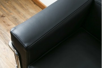 中古　超美品　Cassina(カッシーナ)　ル・コルビュジエ(Le Corbusier)デザイン　グランコンフォール　LC2　レザー質感が際立つ1人掛けソファ　(R-084751)