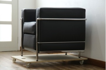 中古　超美品　Cassina(カッシーナ)　ル・コルビュジエ(Le Corbusier)デザイン　グランコンフォール　LC2　レザー質感が際立つ1人掛けソファ　(R-084751)