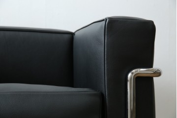 中古　超美品　Cassina(カッシーナ)　ル・コルビュジエ(Le Corbusier)デザイン　グランコンフォール　LC2　レザー質感が際立つ1人掛けソファ　(R-084751)