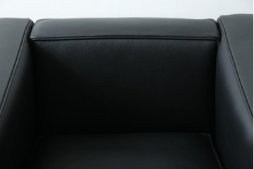 中古　超美品　Cassina(カッシーナ)　ル・コルビュジエ(Le Corbusier)デザイン　グランコンフォール　LC2　レザー質感が際立つ1人掛けソファ　(R-084751)