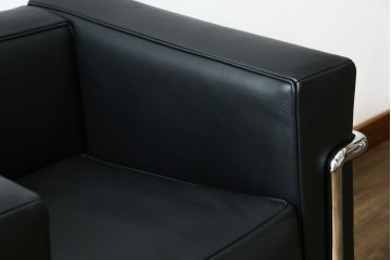 中古　超美品　Cassina(カッシーナ)　ル・コルビュジエ(Le Corbusier)デザイン　グランコンフォール　LC2　レザー質感が際立つ1人掛けソファ　(R-084751)