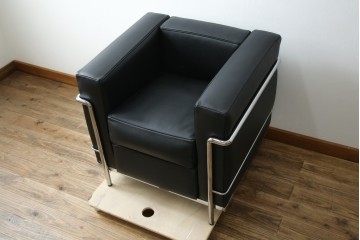 中古　超美品　Cassina(カッシーナ)　ル・コルビュジエ(Le Corbusier)デザイン　グランコンフォール　LC2　レザー質感が際立つ1人掛けソファ　(R-084751)