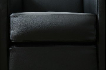 中古　超美品　Cassina(カッシーナ)　ル・コルビュジエ(Le Corbusier)デザイン　グランコンフォール　LC2　レザー質感が際立つ1人掛けソファ　(R-084751)