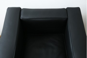 中古　超美品　Cassina(カッシーナ)　ル・コルビュジエ(Le Corbusier)デザイン　グランコンフォール　LC2　モダンな1人掛けレザーソファ　(R-084752)