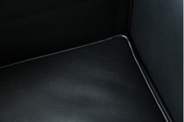 中古　超美品　Cassina(カッシーナ)　ル・コルビュジエ(Le Corbusier)デザイン　グランコンフォール　LC2　モダンな1人掛けレザーソファ　(R-084752)