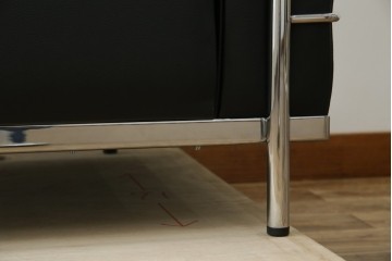 中古　超美品　Cassina(カッシーナ)　ル・コルビュジエ(Le Corbusier)デザイン　グランコンフォール　LC2　モダンな1人掛けレザーソファ　(R-084752)