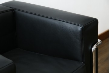 中古　超美品　Cassina(カッシーナ)　ル・コルビュジエ(Le Corbusier)デザイン　グランコンフォール　LC2　モダンな1人掛けレザーソファ　(R-084752)