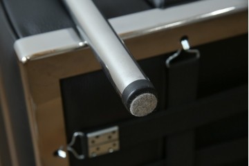 中古　超美品　Cassina(カッシーナ)　ル・コルビュジエ(Le Corbusier)デザイン　グランコンフォール　LC2　モダンな1人掛けレザーソファ　(R-084752)