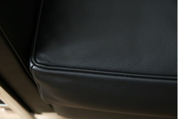 中古　超美品　Cassina(カッシーナ)　ル・コルビュジエ(Le Corbusier)デザイン　グランコンフォール　LC2　モダンな1人掛けレザーソファ　(R-084752)