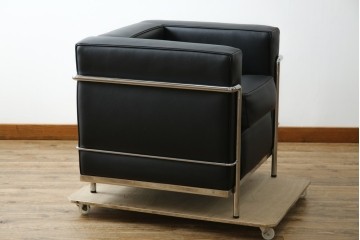 中古　超美品　Cassina(カッシーナ)　ル・コルビュジエ(Le Corbusier)デザイン　グランコンフォール　LC2　モダンな1人掛けレザーソファ　(R-084752)