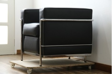 中古　超美品　Cassina(カッシーナ)　ル・コルビュジエ(Le Corbusier)デザイン　グランコンフォール　LC2　モダンな1人掛けレザーソファ　(R-084752)