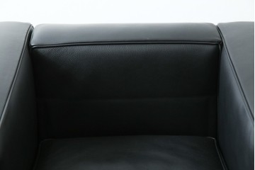 中古　超美品　Cassina(カッシーナ)　ル・コルビュジエ(Le Corbusier)デザイン　グランコンフォール　LC2　モダンな1人掛けレザーソファ　(R-084752)
