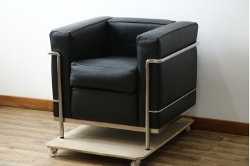 中古　超美品　Cassina(カッシーナ)　ル・コルビュジエ(Le Corbusier)デザイン　グランコンフォール　LC2　モダンな1人掛けレザーソファ　(R-084752)