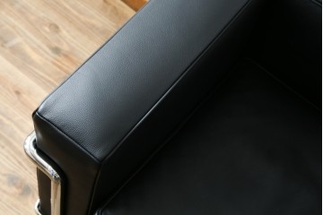 中古　超美品　Cassina(カッシーナ)　ル・コルビュジエ(Le Corbusier)デザイン　グランコンフォール　LC2　モダンな1人掛けレザーソファ　(R-084752)