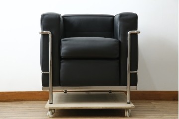 中古　超美品　Cassina(カッシーナ)　ル・コルビュジエ(Le Corbusier)デザイン　グランコンフォール　LC2　モダンな1人掛けレザーソファ　(R-084752)