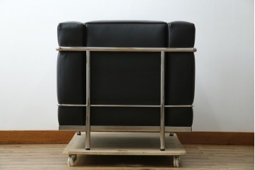 中古　超美品　Cassina(カッシーナ)　ル・コルビュジエ(Le Corbusier)デザイン　グランコンフォール　LC2　モダンな1人掛けレザーソファ　(R-084752)