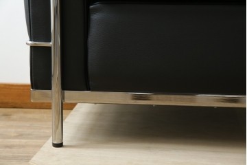 中古　超美品　Cassina(カッシーナ)　ル・コルビュジエ(Le Corbusier)デザイン　グランコンフォール　LC2　モダンな1人掛けレザーソファ　(R-084752)