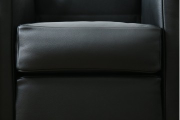 中古　超美品　Cassina(カッシーナ)　ル・コルビュジエ(Le Corbusier)デザイン　グランコンフォール　LC2　モダンな1人掛けレザーソファ　(R-084752)