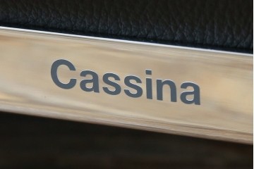 中古　超美品　Cassina(カッシーナ)　ル・コルビュジエ(Le Corbusier)デザイン　グランコンフォール　LC2　モダンな1人掛けレザーソファ　(R-084752)