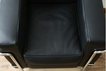 中古　超美品　Cassina(カッシーナ)　ル・コルビュジエ(Le Corbusier)デザイン　グランコンフォール　LC2　モダンな1人掛けレザーソファ　(R-084752)