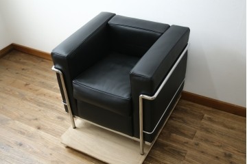 中古　超美品　Cassina(カッシーナ)　ル・コルビュジエ(Le Corbusier)デザイン　グランコンフォール　LC2　モダンな1人掛けレザーソファ　(R-084752)