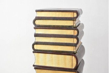 中古　美品　MAITLAND-SMITH(メートランドスミス)　洋書を積み重ねたような意匠が目を引くチェスト　定価約37万円　(R-084755)