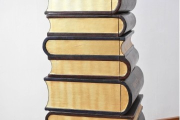 中古　美品　MAITLAND-SMITH(メートランドスミス)　洋書を積み重ねたような意匠が目を引くチェスト　定価約37万円　(R-084755)