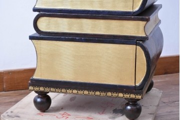 中古　美品　MAITLAND-SMITH(メートランドスミス)　洋書を積み重ねたような意匠が目を引くチェスト　定価約37万円　(R-084755)