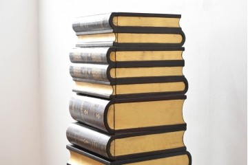 中古　美品　MAITLAND-SMITH(メートランドスミス)　洋書を積み重ねたような意匠が目を引くチェスト　定価約37万円　(R-084755)