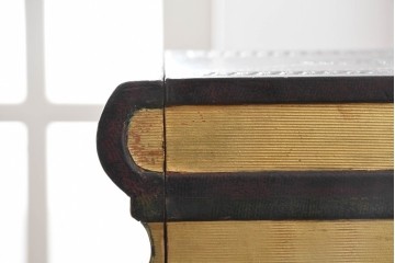 中古　美品　MAITLAND-SMITH(メートランドスミス)　洋書を積み重ねたような意匠が目を引くチェスト　定価約37万円　(R-084755)