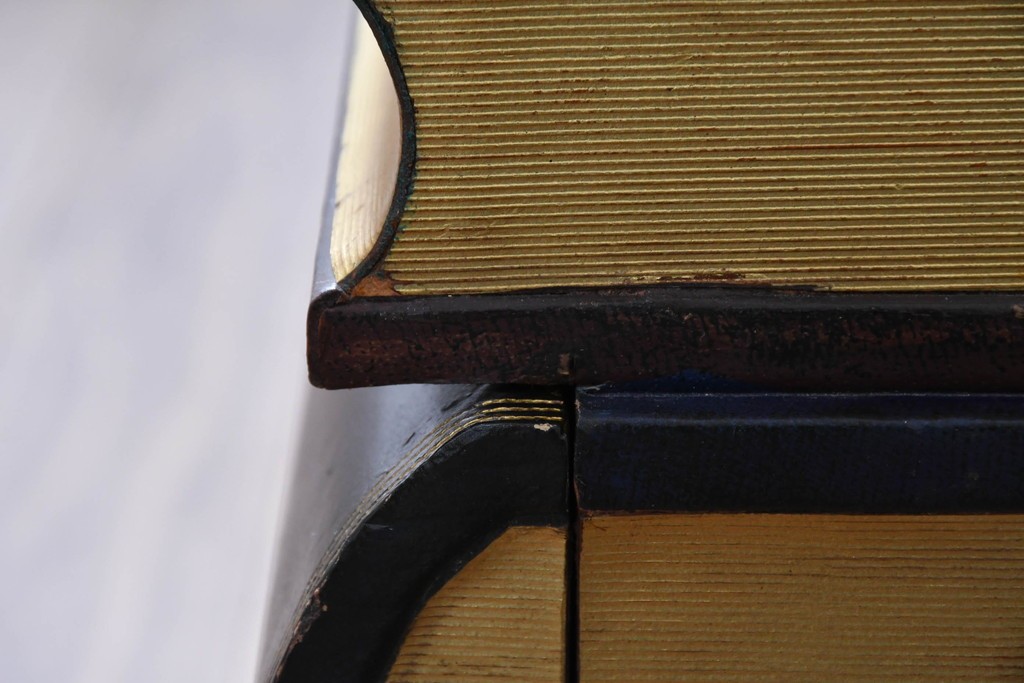 中古　美品　MAITLAND-SMITH(メートランドスミス)　洋書を積み重ねたような意匠が目を引くチェスト　定価約37万円　(R-084755)