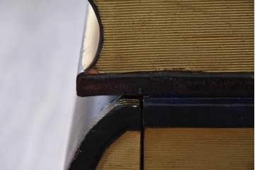 中古　美品　MAITLAND-SMITH(メートランドスミス)　洋書を積み重ねたような意匠が目を引くチェスト　定価約37万円　(R-084755)