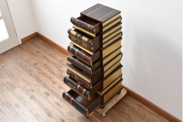 中古　美品　MAITLAND-SMITH(メートランドスミス)　洋書を積み重ねたような意匠が目を引くチェスト　定価約37万円　(R-084755)