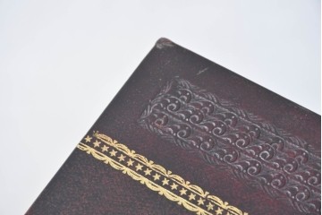 中古　美品　MAITLAND-SMITH(メートランドスミス)　洋書を積み重ねたような意匠が目を引くチェスト　定価約37万円　(R-084755)