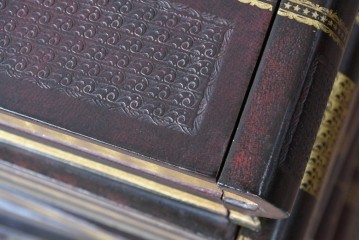 中古　美品　MAITLAND-SMITH(メートランドスミス)　洋書を積み重ねたような意匠が目を引くチェスト　定価約37万円　(R-084755)