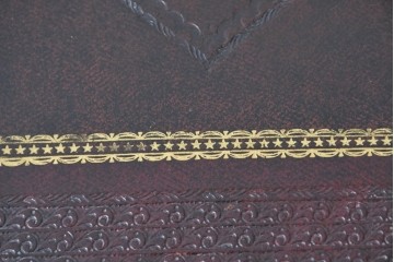 中古　美品　MAITLAND-SMITH(メートランドスミス)　洋書を積み重ねたような意匠が目を引くチェスト　定価約37万円　(R-084755)