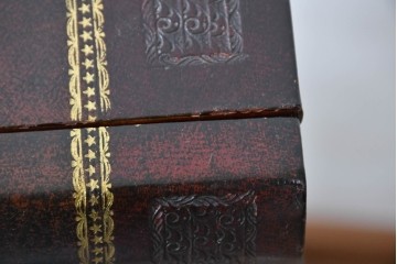 中古　美品　MAITLAND-SMITH(メートランドスミス)　洋書を積み重ねたような意匠が目を引くチェスト　定価約37万円　(R-084755)