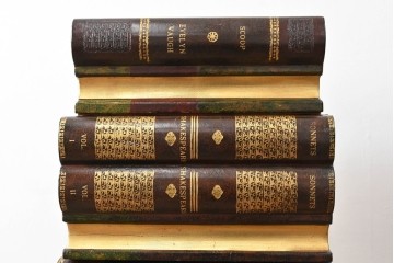 中古　美品　MAITLAND-SMITH(メートランドスミス)　洋書を積み重ねたような意匠が目を引くチェスト　定価約37万円　(R-084755)