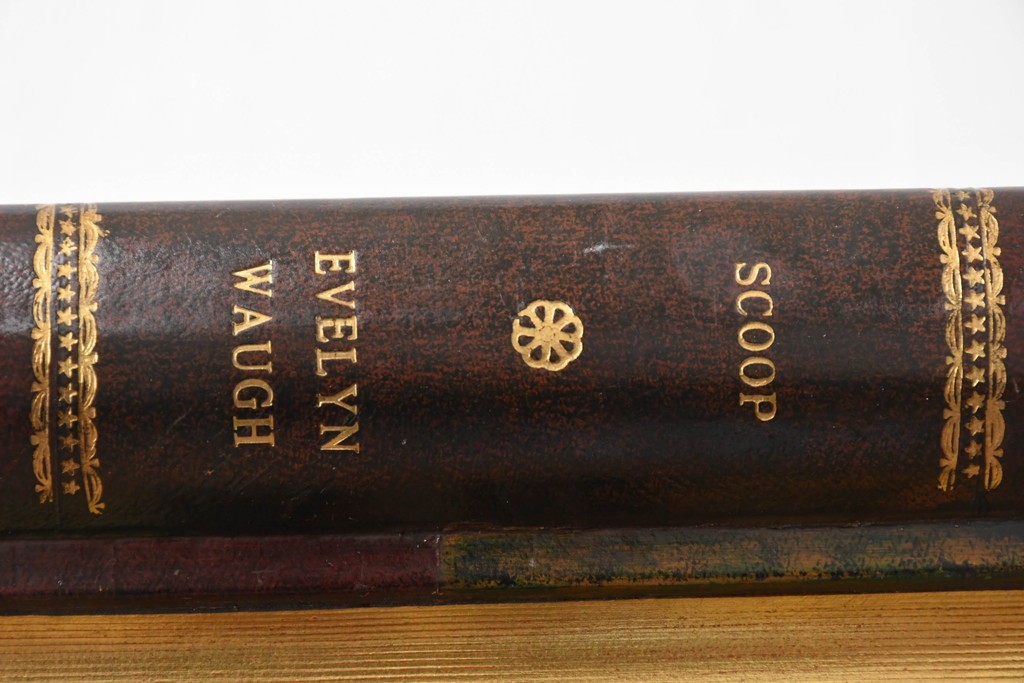 中古　美品　MAITLAND-SMITH(メートランドスミス)　洋書を積み重ねたような意匠が目を引くチェスト　定価約37万円　(R-084755)