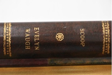 中古　美品　MAITLAND-SMITH(メートランドスミス)　洋書を積み重ねたような意匠が目を引くチェスト　定価約37万円　(R-084755)