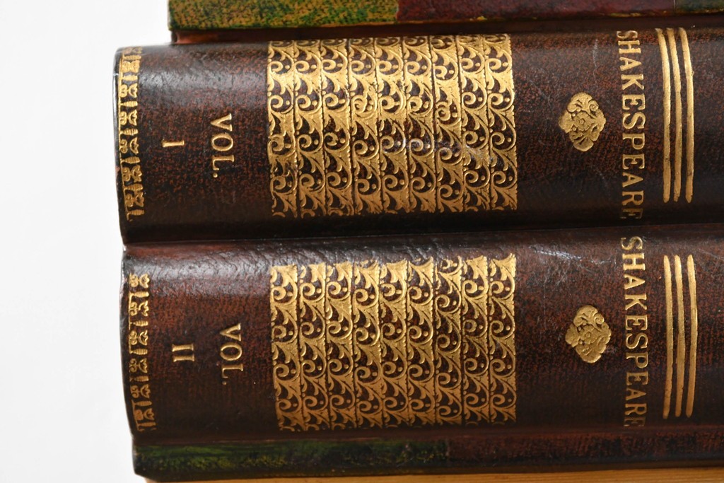 中古　美品　MAITLAND-SMITH(メートランドスミス)　洋書を積み重ねたような意匠が目を引くチェスト　定価約37万円　(R-084755)