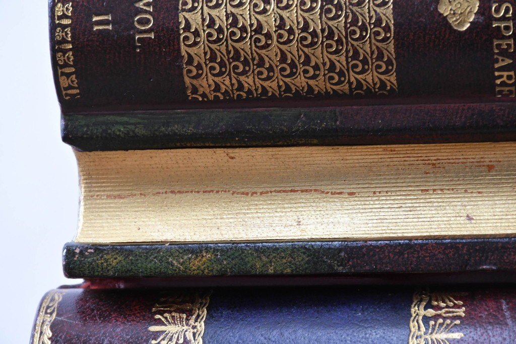 中古　美品　MAITLAND-SMITH(メートランドスミス)　洋書を積み重ねたような意匠が目を引くチェスト　定価約37万円　(R-084755)