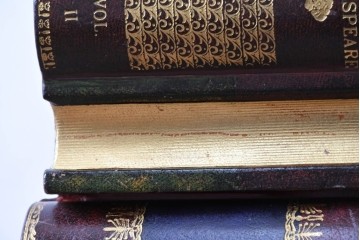 中古　美品　MAITLAND-SMITH(メートランドスミス)　洋書を積み重ねたような意匠が目を引くチェスト　定価約37万円　(R-084755)