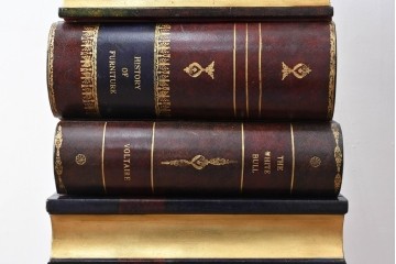 中古　美品　MAITLAND-SMITH(メートランドスミス)　洋書を積み重ねたような意匠が目を引くチェスト　定価約37万円　(R-084755)