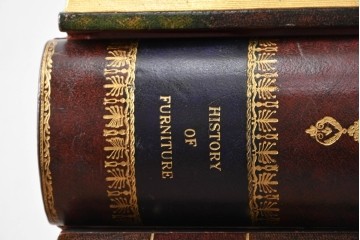 中古　美品　MAITLAND-SMITH(メートランドスミス)　洋書を積み重ねたような意匠が目を引くチェスト　定価約37万円　(R-084755)