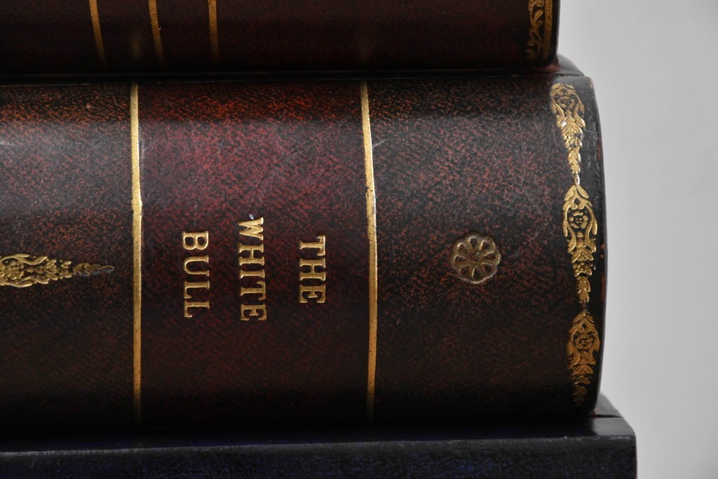 中古　美品　MAITLAND-SMITH(メートランドスミス)　洋書を積み重ねたような意匠が目を引くチェスト　定価約37万円　(R-084755)