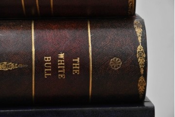 中古　美品　MAITLAND-SMITH(メートランドスミス)　洋書を積み重ねたような意匠が目を引くチェスト　定価約37万円　(R-084755)