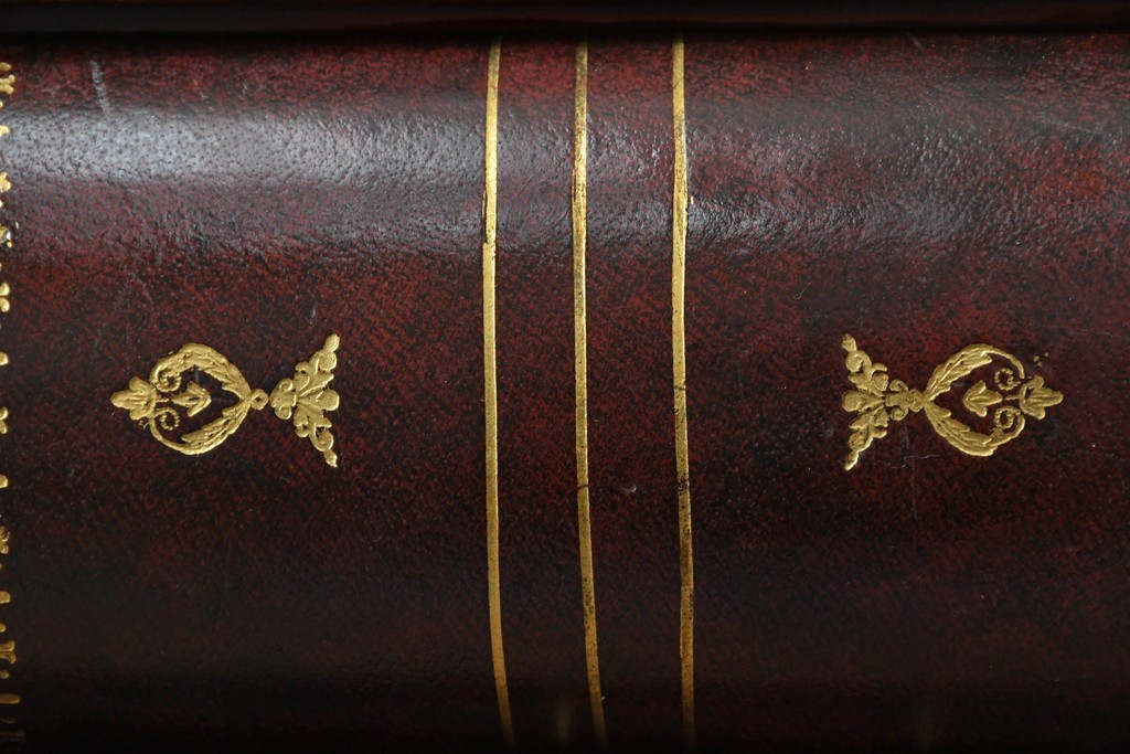 中古　美品　MAITLAND-SMITH(メートランドスミス)　洋書を積み重ねたような意匠が目を引くチェスト　定価約37万円　(R-084755)